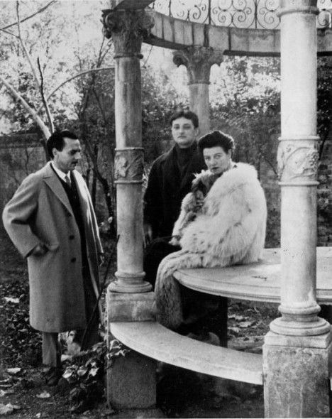 Edmondo Bacci, Peggy Guggenheim e Tancredi nel giardino di Palazzo Venier dei Leoni a Venezia