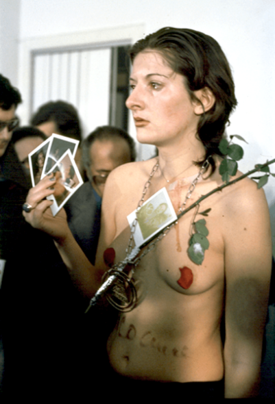 MarinaAbramović, Rythm 0, Galleria Morra, Napoli, 1974