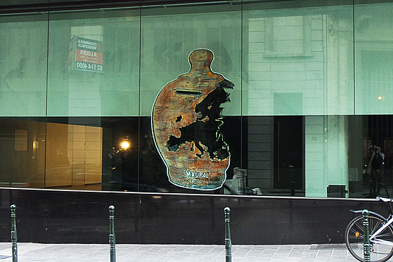 ​Alternativa Europea, 2014 - vetrina di una ex- banca nel centro di Bruxelles thanks to www.mauropallotta.com