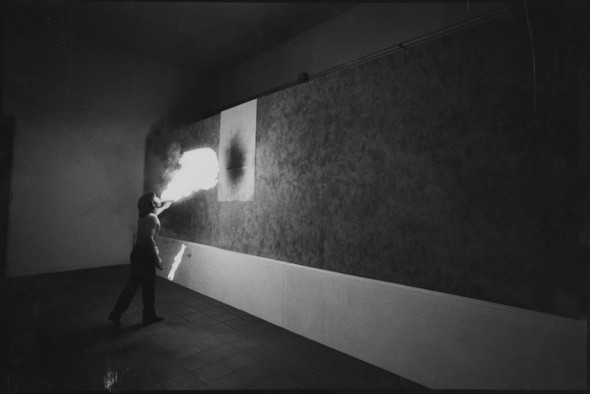 Giorgio Colombo (1945), Il mangiafuoco, installazione di Pier Paolo Calzolari, 1986, gelatina bromuro d'argento, 29,7 x 39,6 cm. Galleria civica di Modena