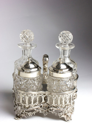 6.Lotto 185 – R&S Garrard, 1836-37, William IV London – Cruet set in argento 925% con bottiglie in cristallo molato Eccezionale cruet set realizzato nel 1836-37 da R&S  Garrard, uno dei maggiori argentieri inglesi della seconda metà dell’800. Il set è composto da due bottiglie per olio e aceto e due per mostarda. € 3.000/5.000 