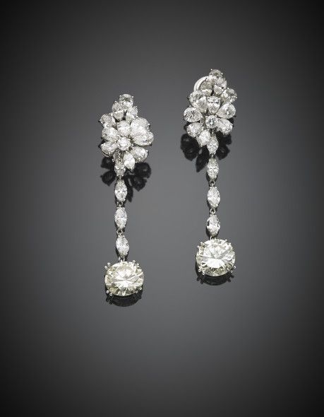 Lotto 342 - 90.000 € ( Valutazione € 12.000/15.000 €) Orecchini pendenti con diamanti 
