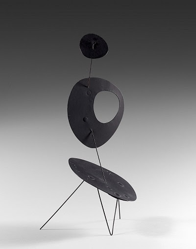 Alexander Calder, Sans titre - Circa 1954 Lamiera, fil di ferro e pittura. Firmato con le iniziali “CA” sulla parte alta della seduta. 45 x 21 x 19 cm. Collezione Jean Leymarie. stima: 250 000-350 000€ / 275 000 - 385 000 $