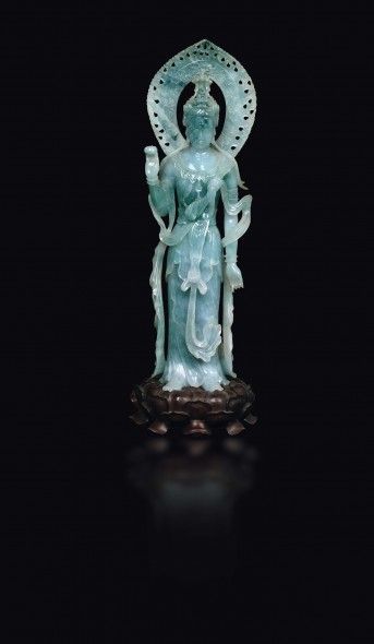Lotto 66 Grande figura di divinità incoronata con aura scolpita in giadeite, Cina, inizio XX secolo  h cm 43,5 Collezione Privata - Milano EUR 4.000,00 - 6.000,00