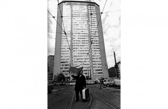 Immigrato sardo davanti la torre Pirelli, 1969 (U. Lucas)