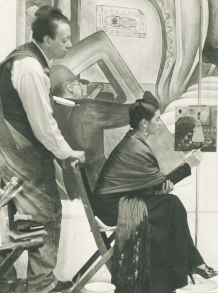 Anonymous Diego guarda Frida mentre dipinge “Autoritratto al confine”, 1932 Gelatin silver print, 42x53 cm Courtesy of Throckmorton Fine Art Inc., New York, USA by SIAE 2016 Foto di Gerardo Suter