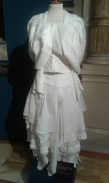Uno degli abiti da sposa realizzati da Pippa Bacca  per la performance Bride on Tour,  del 2008 stoffa naturale Milano, Famiglia di Pippa Bacca