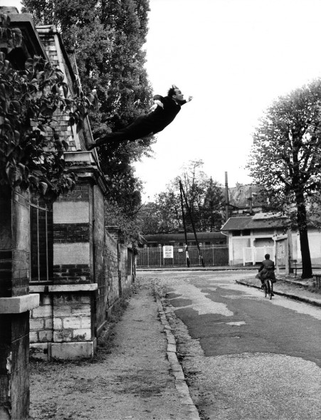 Harry Shunk, 1924-2006 and János Kender, 1938 – 2009 Yves Klein’s “Leap Into the Void,” Fontenay-aux Roses, France, 1960 October 23 1960 Harry Shunk and Shunk-Kender photographs   Artistic action by Yves Klein © Yves Klein, ADAGP, Paris and DACS, London 2016. Collaboration Harry Shunk and János Kender © J. Paul Getty Trust. Getty Research Institute, Los Angeles (2014.R.20)