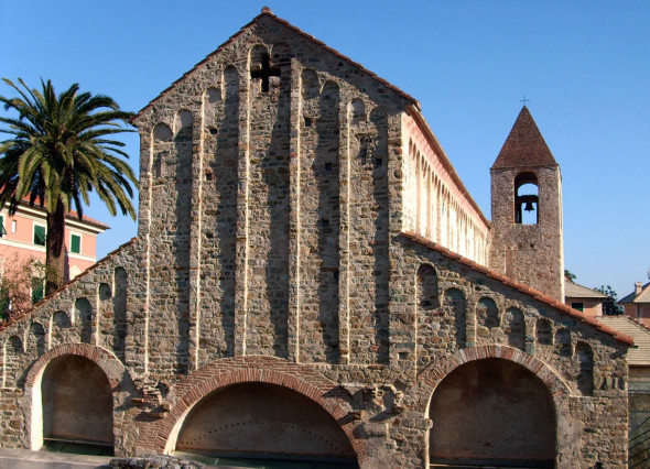 3. Noli (SV) - Chiesa di San Paragorio, facciata e lato meridionale [foto www.wikipedia.org]