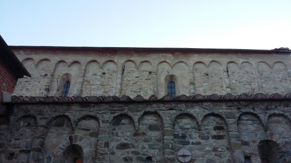 6. Noli (SV) - Chiesa di San Paragorio, lato settentrionale, particolare della decorazione ad archetti pensili [foto ©Jessica Ferrari]