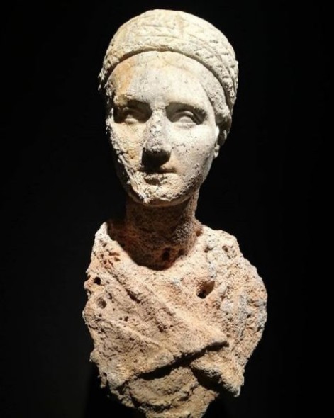 Bagot Arquelogia presenta un busto romano ritrovato in fondo al mare divorato da datteri 