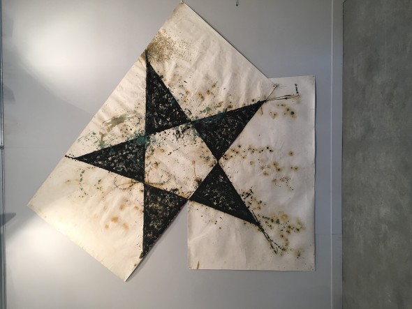 Gilberto Zorio, Stella Pozzuoli, 1987 Sabbia di Stromboli, solfato di rame, carboncino e vernici su carta 330x330 cm miart 2017