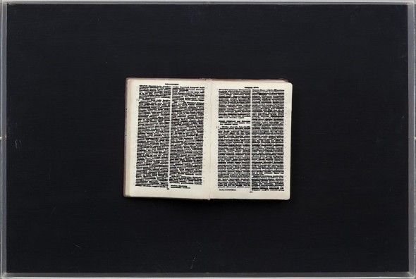 Lotto 22  EMILIO ISGRO' Natan sprach 1971 china su libro tipografico in box di legno e plexiglass cm 40x60 libro cm 17x24 firmato sul retro autentica dell'artista su foto a cura dell'Archivio Emilio Isgrò N.0097 stima: EUR 30.000/33.500