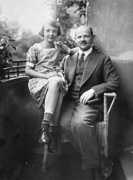 Charlotte Salomon all'età di circa dieci anni, con il padre, a Berlino, 1928 circa.