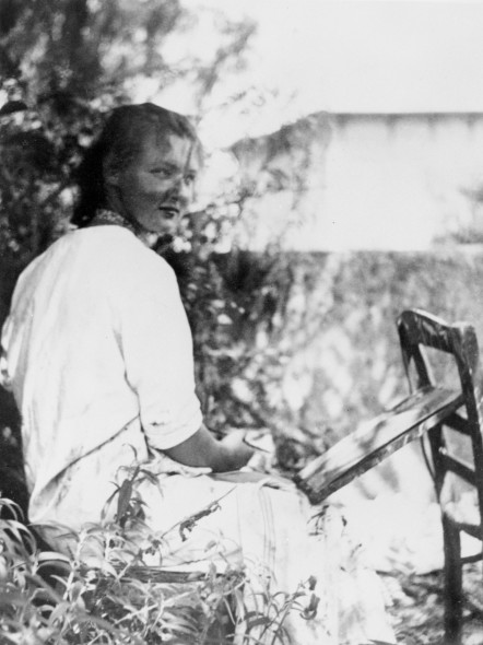 Charlotte Salomon che dipinge in giardino a Villefranche-sur-Mer, 1939 circa.