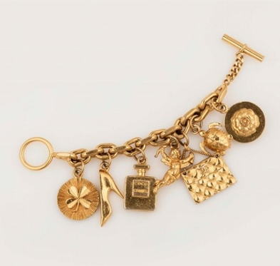 Lotto 299 Chanel, Bracciale charms, anni '80  in metallo dorato, con sette elementi, cm 16,5, firmato EUR 800,00 - 1.000,00