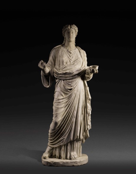 Una delle quattro  figure femminili in marmo