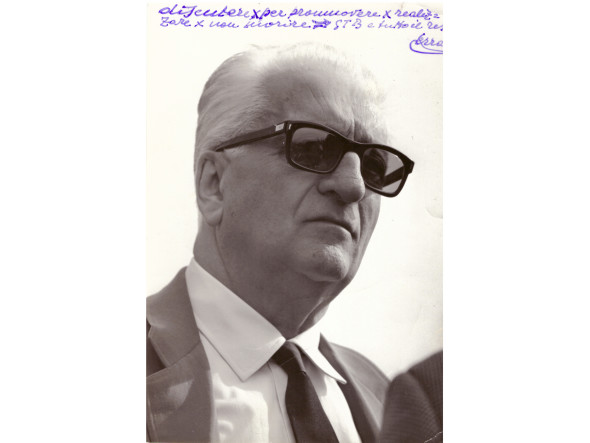Fotografia in bianco e nero di E. Ferrari con dedica autografa “discutere per promuovere per realizzare per non morire STB e tutto il resto, Ferrari”, cm. 18x13   