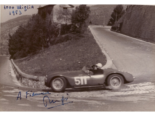 Fotografia di L. Musso alla 1000 Miglia 1953 su Maserati A6GCS con dedica autografa a F. Breschi “A Fiamma Luigi”, cm. 15x10,5. Buchi da graffetta