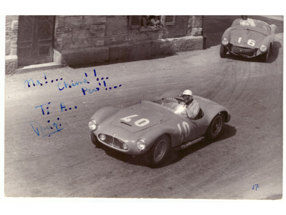 Fotografia di L. Musso su Maserati A6GCS alle 12 ore di Pescara 1953 con dedica autografa a F. Breschi “ Ma!.....Chissà!.....Però!.....Ti a……Luigi”, cm. 18x12 
