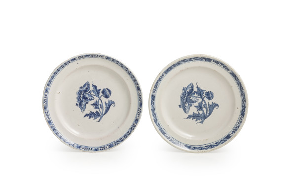 coppia di piatti in maiolica bianca e blu manifattura Antonibon nove 