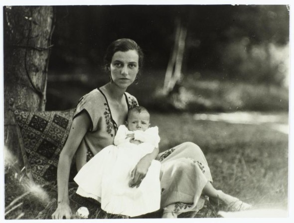 Peggy Guggenheim con suo figlio Sindbad