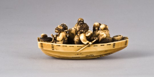 Netsuke, traghetto con vari personaggi, XIX secolo, Museo Poldi Pezzoli, Milano Asian Art