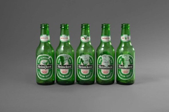 Tracey Emin (1963) & Sarah Lucas (1962) Cinq Bouteilles de bière Heineken, 1993 Bottiglie di birra 8,5 x 5,5 cm Firmato e datato dalle artiste Provenienza Analix forever, Ginevra Collezione privata Stima: € 4.000 - 6.000 Venduto: € 3.000 