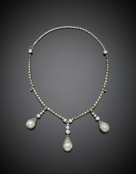 Collier in platino e diamanti con tre perle bianche naturali a goccia Valutazione:  28.000,00 / 36.000,00 € Venduto: 262.500,00 € 
