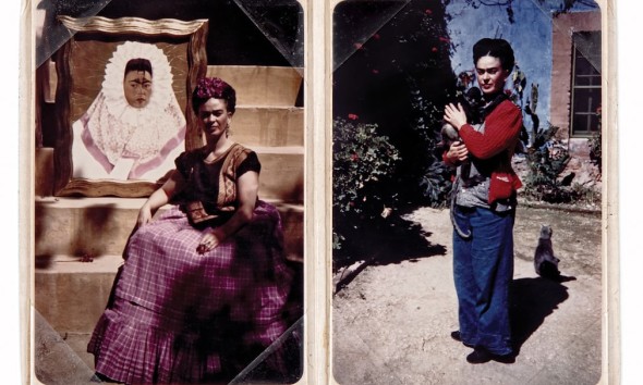 Izquierda: Frida en 1943 con su pintura “Diego en mi mente”, que muestra un auto-retrato con vestido tradicional de Tehuana. Derecha: con su mono mascot en el jardín de La Casa Azul Photograph: Archivo Diego Rivera y Frida Kahlo, Banco de México, Fiduciario en el Fideicomiso relativo a los Museos Diego Rivera y Frida Kahlo