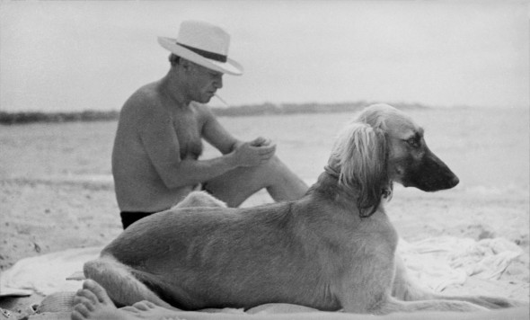 Man Ray, Pablo Picasso con il suo cane