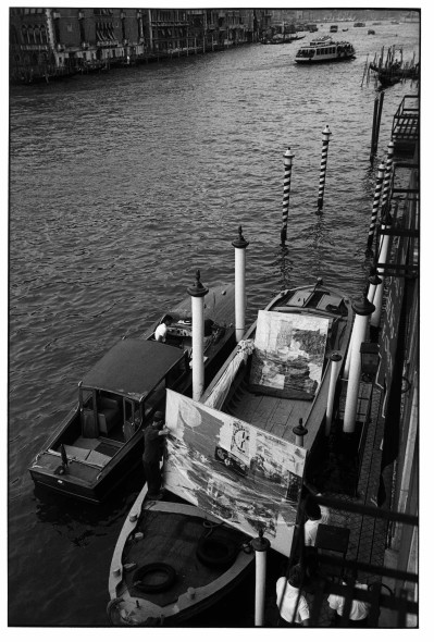 Ugo Mulas, Trasporto delle opere di Robert Rauschenberg in laguna, XXXII Esposizione Internazionale, Biennale d'Arte, Venezia, 1964
