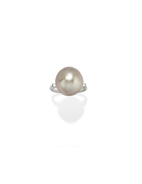 anello in platino con una perla naturale di 14,50 mm circa (lotto 386)