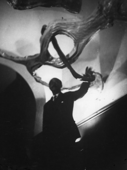 Lucio Fontana nell’Ambiente spaziale a luce nera, 1948-1949 © Fondazione Lucio Fontana, Milano