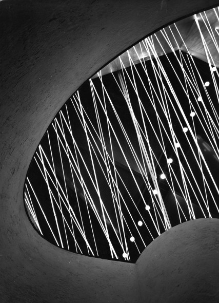 Lucio Fontana Fonti di energia, soffitto di neon per “Italia 61”, a Torino, 1961 Neon, sette piani di luce al neon © Fondazione Lucio Fontana, Milano
