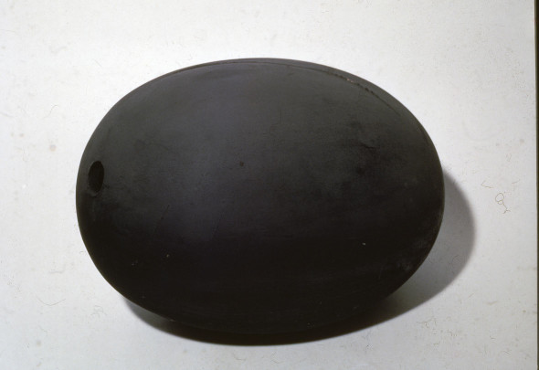 Fontana, uovo nero orizzontale, 1968. 