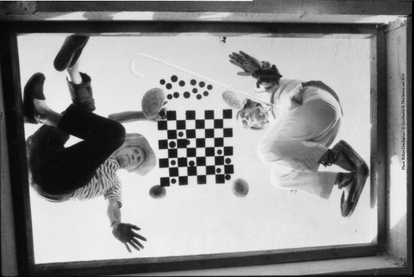 Robert Discharges, Duchamp e Dalí che giocano a scacchi sul set del film A Soft Self-Portrait, diretto da Jean-Christophe Averty, 1966. Fotografia. 21 x 31 cm. Archivio fotografico Pere Vehi.