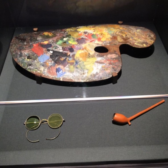 Allestimento mostra - La tavolozza , gli occhiali e la pipa di Monet (non datati)  foto ArtsLife​