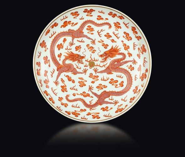Cambi Coppia di grandi piatti in porcellana con decoro di draghi rossi