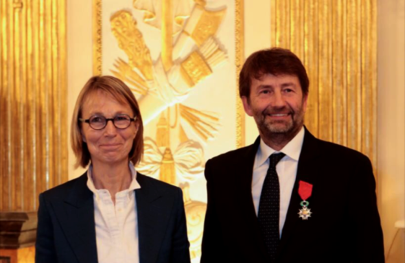 Il ministro dei beni culturali Dario Franceschini riceve l'onorificenza dalla collega francese Françoise Nyssen