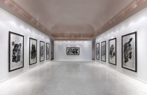 Jannis Kounellis, Senza titolo, 2014 carborundum, allestimento Istituto centrale per la grafica - Palazzo Poli ((Riproduzione fotografica Stefan