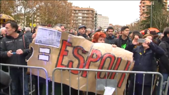 manifestanti davanti al museo di Lerida