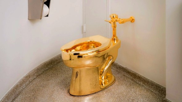 America, la toilette d'oro creata da Maurizio Cattelan