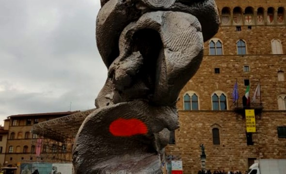 Particolare della scultura di Urs Fischer vandalizzata a Firenze