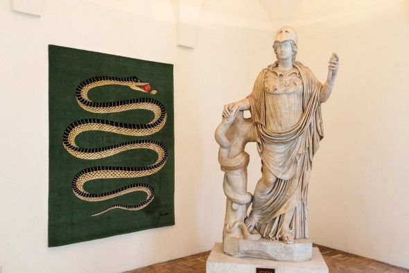 Statua di Atena con serpente. Tappeto “Amiamo il serpente” di Fornasetti. Museo Nazionale Romano-Palazzo Altemps ©Electa ph S. Castellani