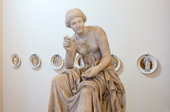 Statua di Calliope. Set di piatti “Le muse” di Fornasetti. Museo Nazionale Romano-Palazzo Altemps ©Electa ph S. Castellani