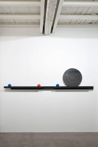 Eliseo Mattiacci Dinamica orizzontale, 2010 Acciaio e bocce da gioco cm 70x300 Galleria POGGIALI