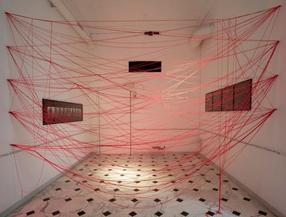 Installazione con dei fili sospesi di Anna Oberto per la mostra " Vita morte e miracoli" a Villa Croce