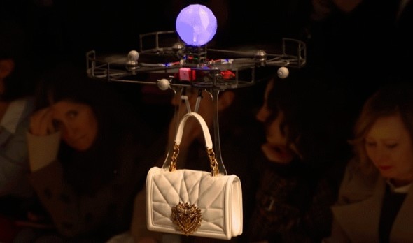 Droni in passerella nella sfilata Dolce & Gabbana a Milano