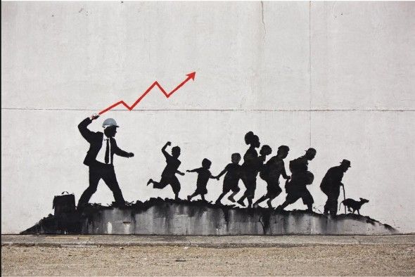 Nuovo lavoro di Banksy a New York raffigurante un businessman che brandisce una freccia grafica e alcune persone cg